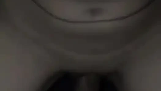 Üvey erkek kardeşimin penisinin tadını çıkarıyorum ve şiddetle üstüne atlıyorum