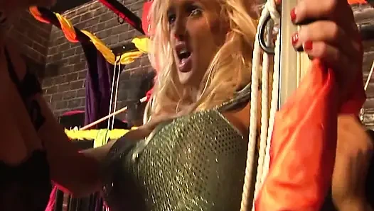 En ateşli periler sahne 4_big memeli sarışınlar sikilen götlerinin ve göğüslerine boşalmanın tadını çıkarıyor