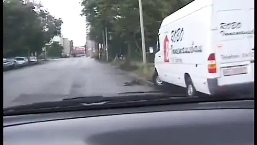 Siyah saçlı zenci bir sürücüye güzel bir sakso çekiyor