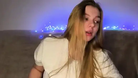 Jucielussie seksi elbisesiyle sıkı amcığını parmaklıyor