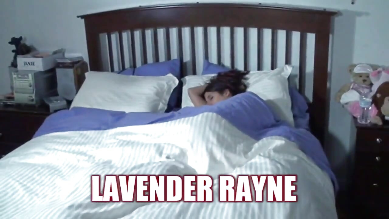 Lavender Rayne yatakta mastürbasyon yapıyor