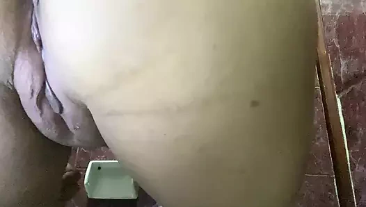 SEKRETER BANYODA ÇIŞINI YAPıYOR