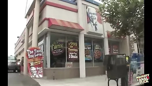 Büyük memeli esmer kadın bir değil iki adamı göğüslerine sikiyor