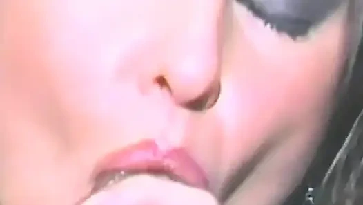 Küçük memeli esmer dört dildoyla meşgul