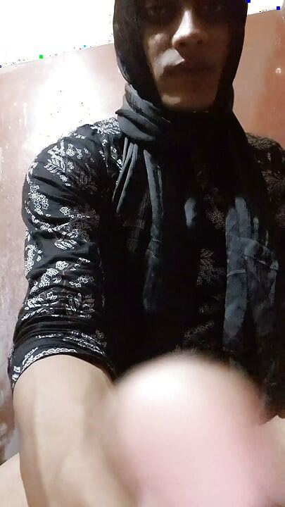 Desi hijabi shemale kendi cum ve pissini içip handjob yapıyor