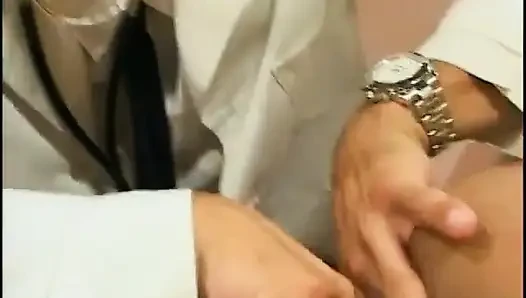 Çoraplı siyah hemşire doktorun dizlerinin üzerinde sikini emiyor