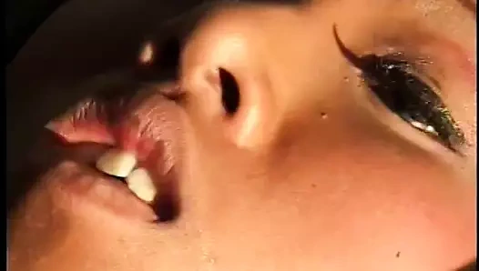 Seksi Asyalı sert sikiliyor ve beyaz adamdan domalarak alıyor