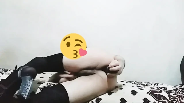 SofiBlack yapay penisle anal zevk alıyor