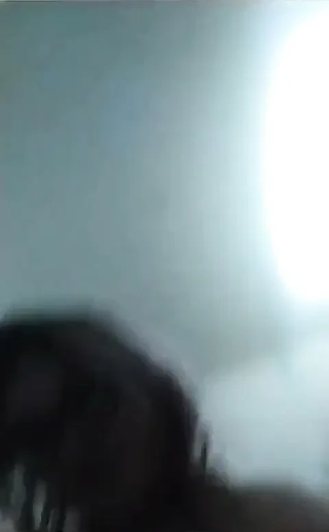Çıplak zıplıyorum ve kol kütüğüm yalıyorum