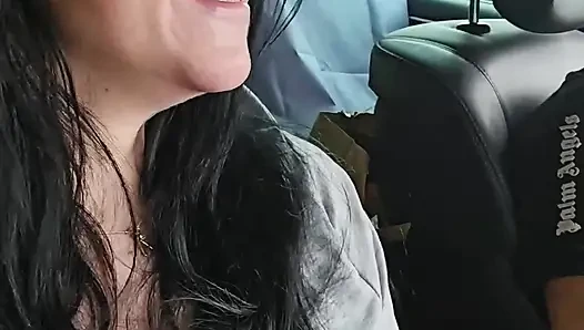 Sürüş sırasında çıplak vaping ve meme uçları oynuyor