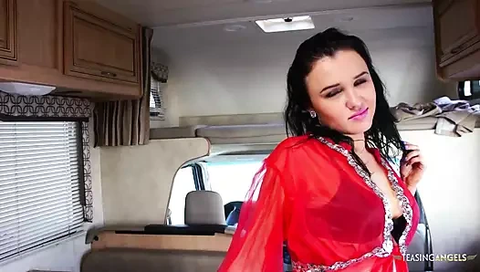 Aldatan evli kadın sulu götünü ve göğüslerini karavanında azgın komşusunda gösteriyor