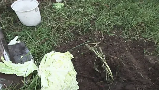 Büyük götlü nine memelere boşalmayı ve açık havada sikişmeyi seviyor