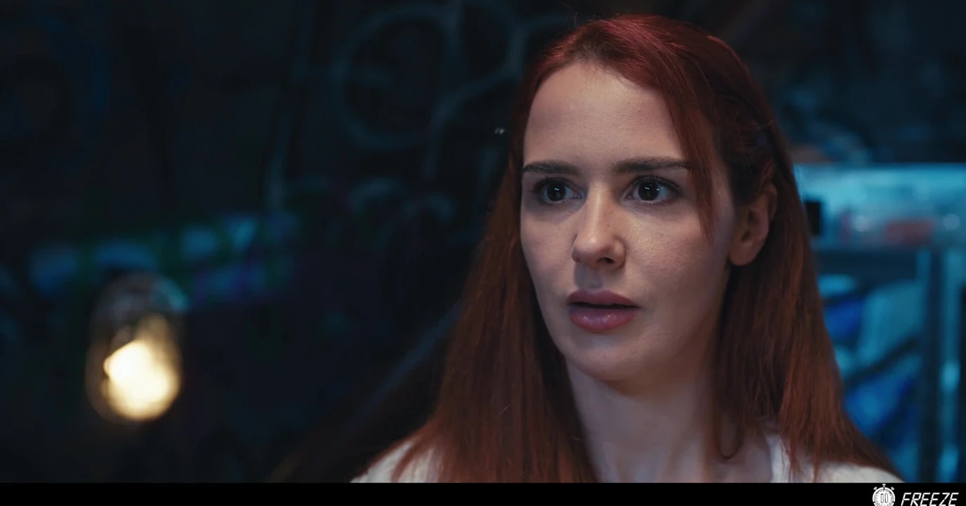 Kızıl saçlı hatun Norah Juliette'e şaka yapıyor - fetiş zamanı durdur porno