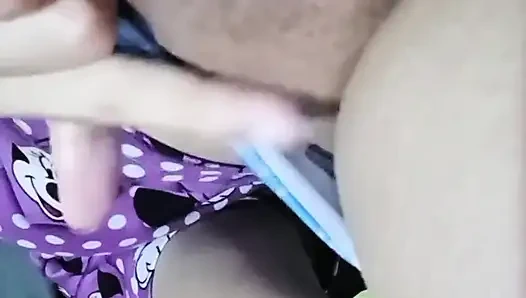 Komşum bana büyük göğüsleri de dahil olmak üzere her şeyi gösteren bir video gönderdi