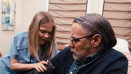 Ateşli hemşire Coco Lovelock, Erica Lauren'ın kocasının sağlığını kontrol ederken amını arkadan yalıyor - twistys