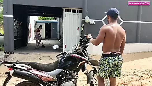 Kocam beni sikmesi için komşuyu ararken çok azgın bir şekilde seks yaptık