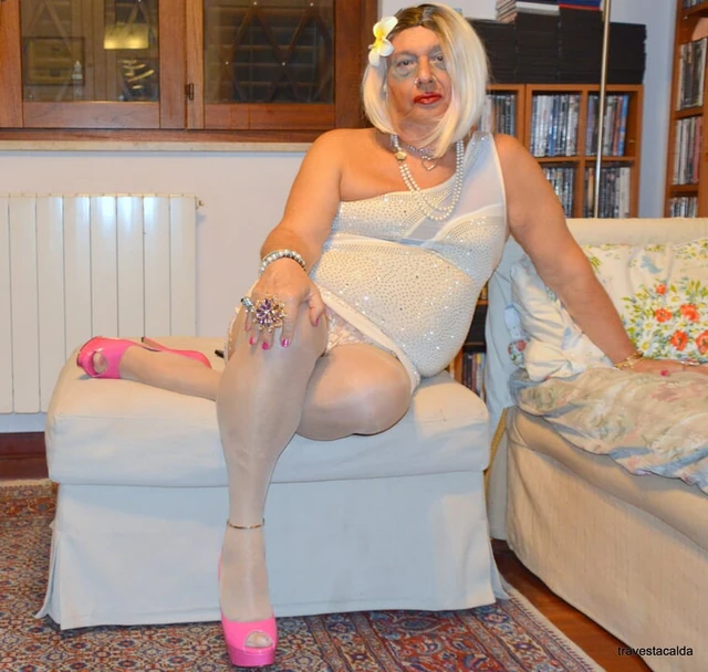 Шлюшка-сисси с цветком, свадьба