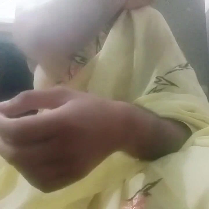 Hintli eşcinsel travesti Gaurisissy sarı sari içinde azgın hissediyor