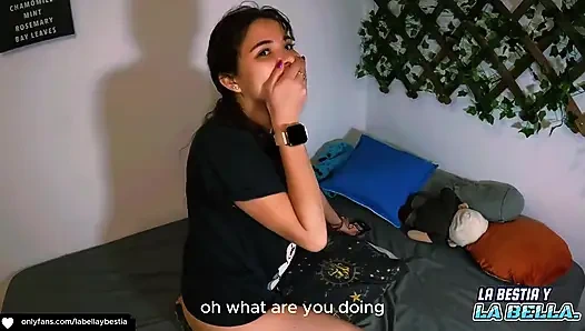 Üvey erkek kardeşimden mastürbasyon yapmama yardım etmesini istiyorum ve sonunda anal seks yapıyoruz!!!