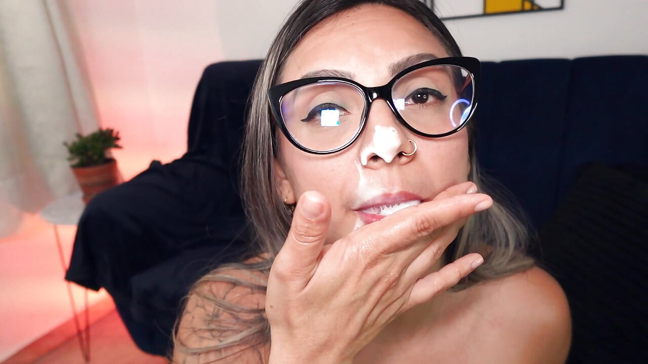 Kolombiyalı orta yaşlı seksi kadın sakso çekiyor ve gırtlağına kadar alıyor