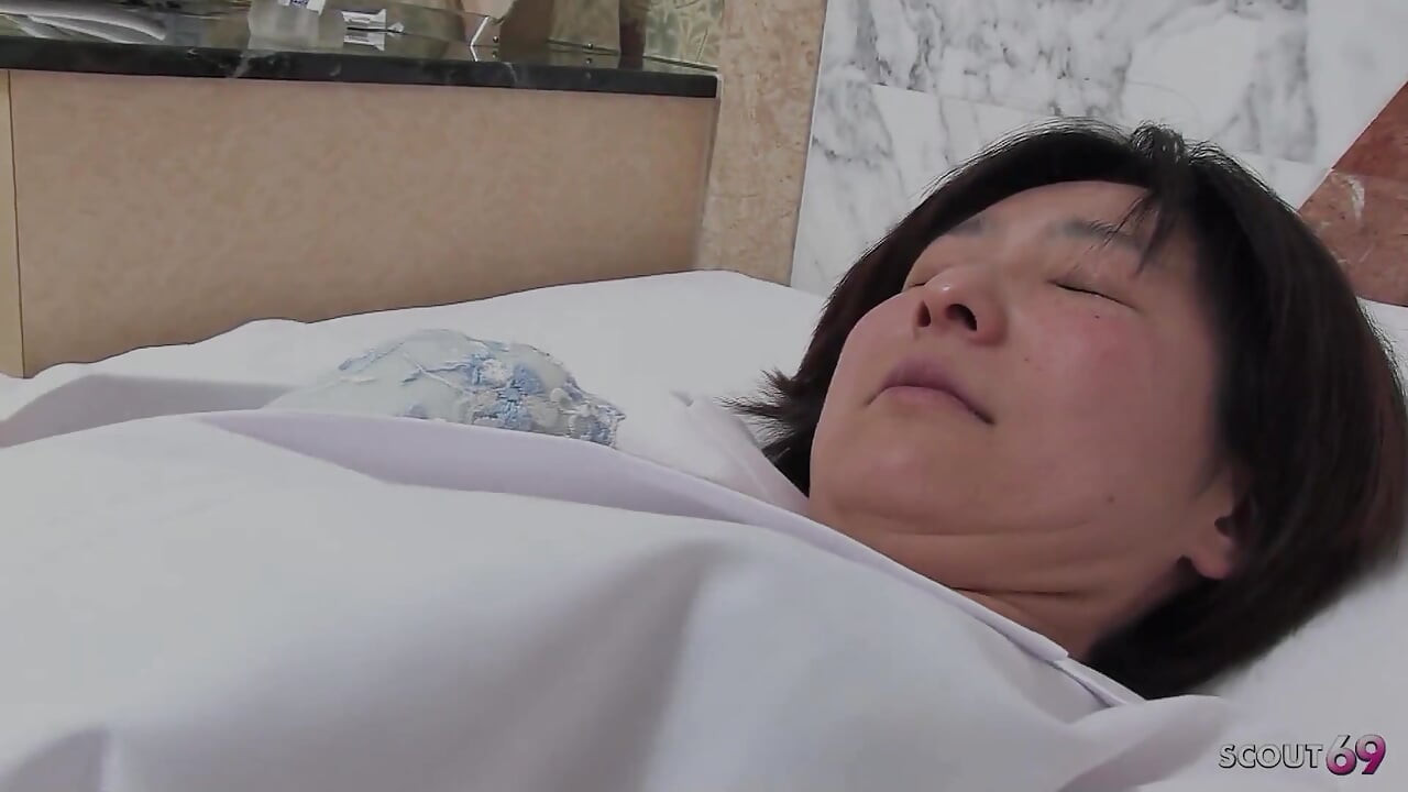 Yaşlı Japon olgun mastürbasyon yaparken yakalandı ve sansürsüz jav pornoda oğlan tarafından sikiliyor