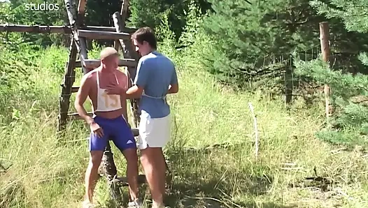 Yarışta ona yetişti ve hemen baştan çıkardı