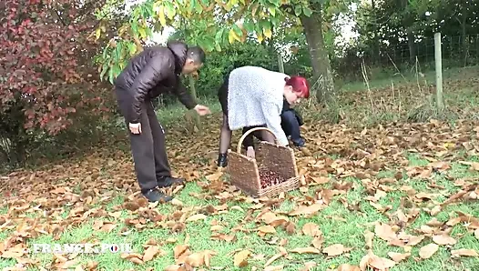 Güzel genç tombul kızıl saçlı sürtük çifte sikiliyor ve götü çifte dölleniyor