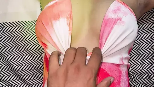 Hintli ateşli evli kadın ıslak ve sıkı amına amatör bir dölleniyor