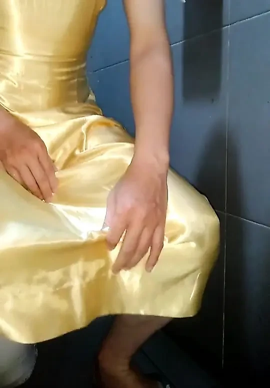 Sarı saten uzun elbiseli mastürbasyon
