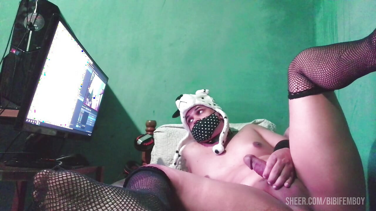 Büyük götlü sürtük travesti, bacaklarını açıyor ve siklerine mastürbasyon yapıyor.