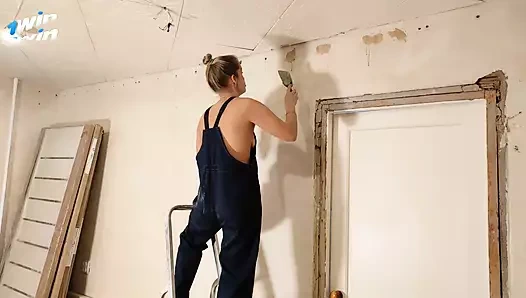 Çalışan görevle zamanında başa çıkamadı ve yüzüne büyük bir boşalma ile amıyla çalıştı.