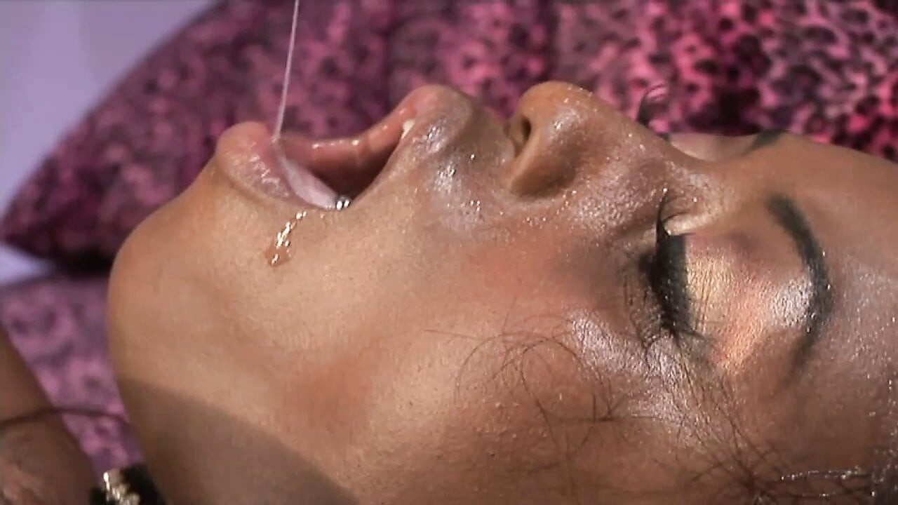 İri göğüslü seksi zenci kadın için çifte penetrasyon