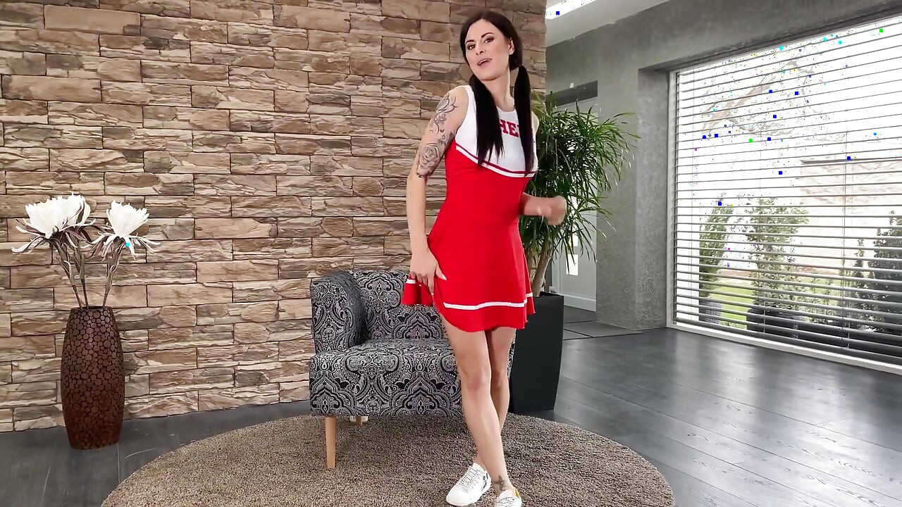 Billie Star seni ponpon kız olarak dava ediyor