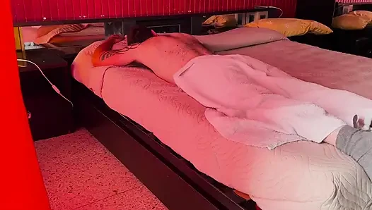 Sürtük masöz müşterinin yüzüne oturuyor ve son damlasına kadar yarağını götüne sokuyor
