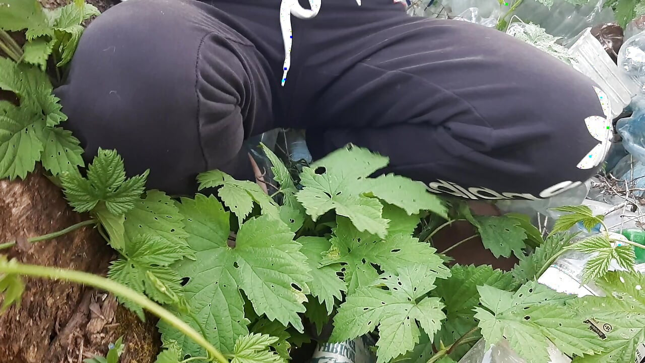 Büyükannemin köyündeyim, mümkün olan her yerde mastürbasyon yapıyorum - lesbian-candys