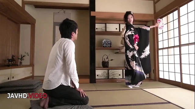 Интенсивный азиатский минет от горячей крошки кимоно ведет его в дикие