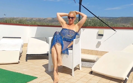 Seksi olgun sarışın evli kadın günlük erotik oyunlarının tadını çıkarıyor