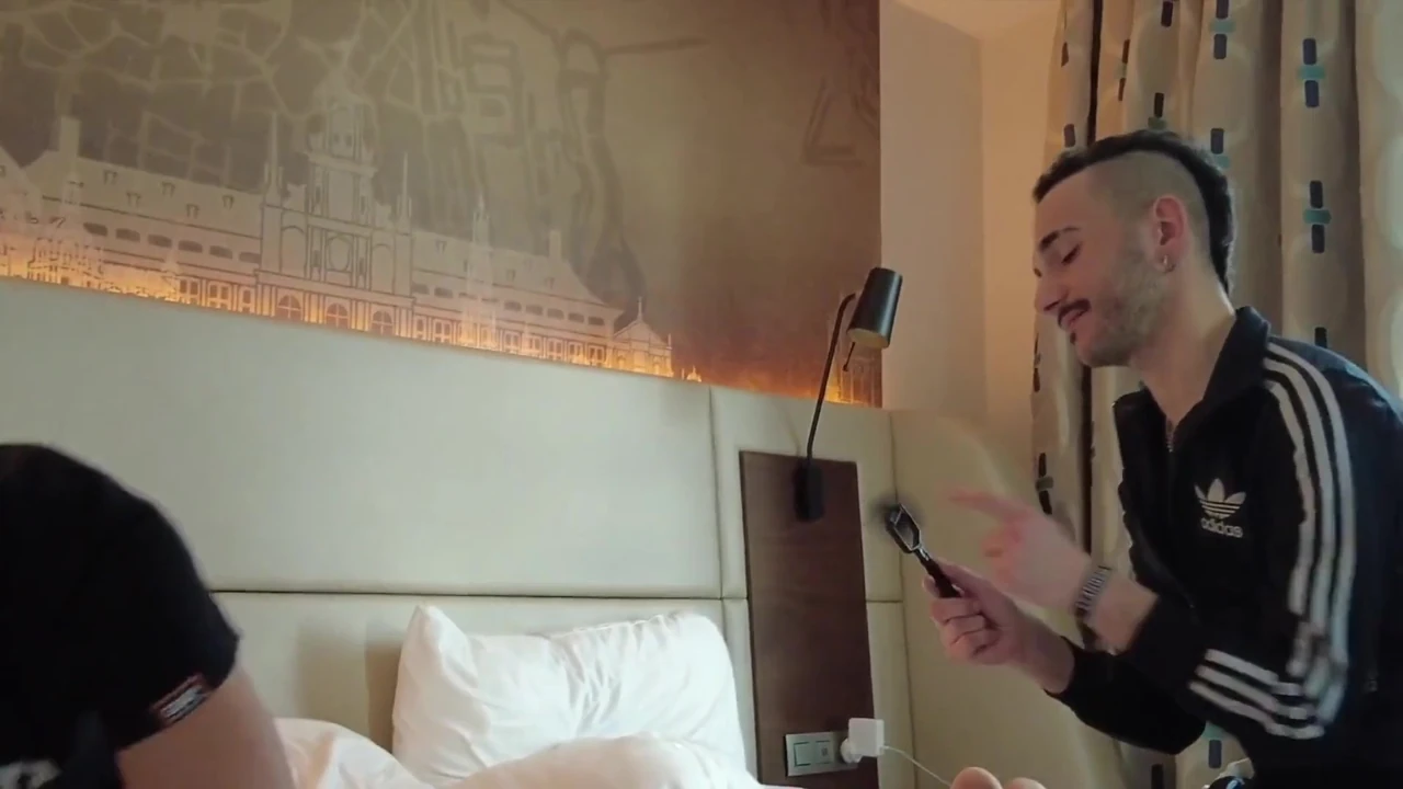 Porno gay latino con musculoso en escena de afeitado