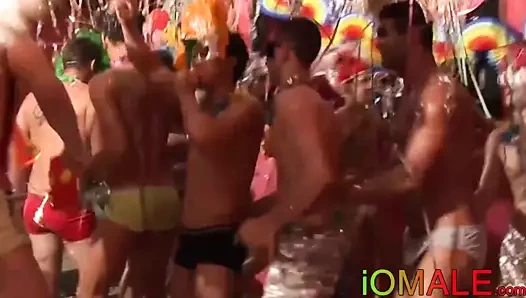 Kel latino iri parça eyersiz sonra yüz almak için parti bırakır