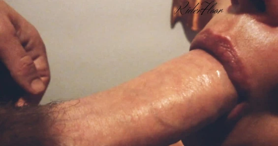 Güzel dudaklar yakışıklı yarağı öpüyor