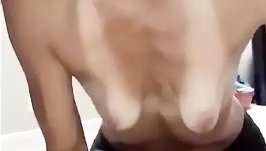 Sarkık memeler milf ev hanımı darbeler koca ve kırlangıçlar onun yük