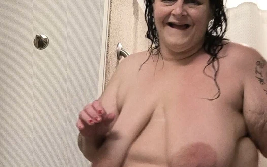 Motel banyosunda tatlı pembesi içinde büyük götlü yarak lavabo