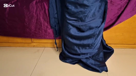 Yenge odasında tek başına sıkarak amının suyunu ve sütünü gösteriyor