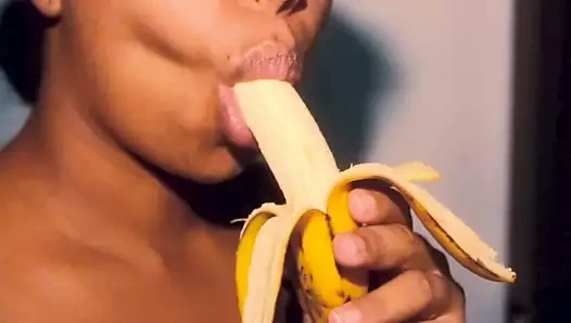 Bir muz ile oynarken seksi dudaklı yaramaz abanoz