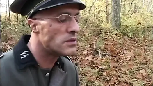 Güzel memeli genç zenci kadın ormanda büyük bir yarakla sikiliyor ve ağzına boşaltıyor