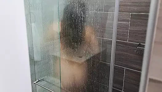 Kuzenimin çıplak vücudunu görmek sikimi sertleştiriyor. 1. bölüm