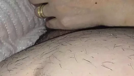 Üvey anne büyük ereksiyonlu Iraklı üvey oğluna elle muamele çekiyor