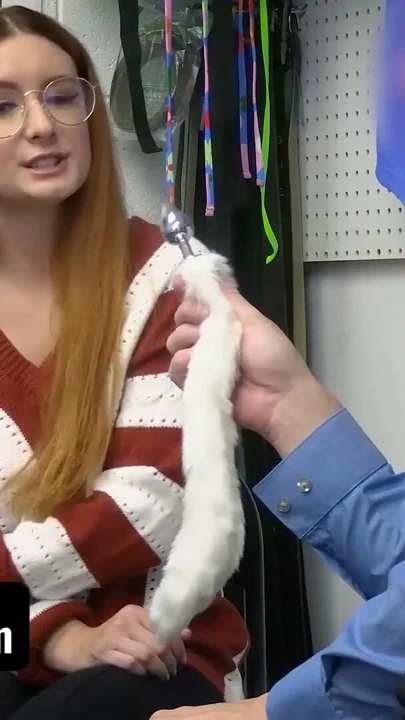 Shoplyfter - Kızıl Saçlı Nerd Kız Yanlış Mağazadan Hırsızlık Yapıyor ve LP Memuru Ona Bir Ders Veriyor | Bölüm 1