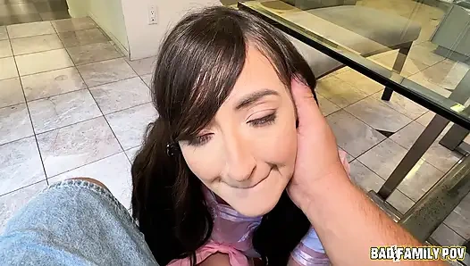 Badfamilypov - üvey kız Tifa Quinn üvey babasını yaramaz bir sürprizle karşılıyor