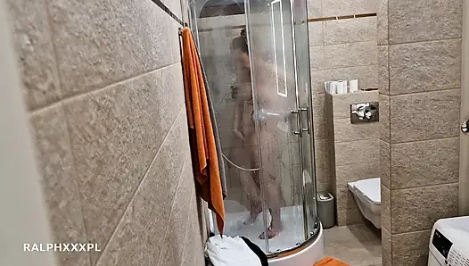 Üvey annemin duş alırken mastürbasyon yaparken izliyorum